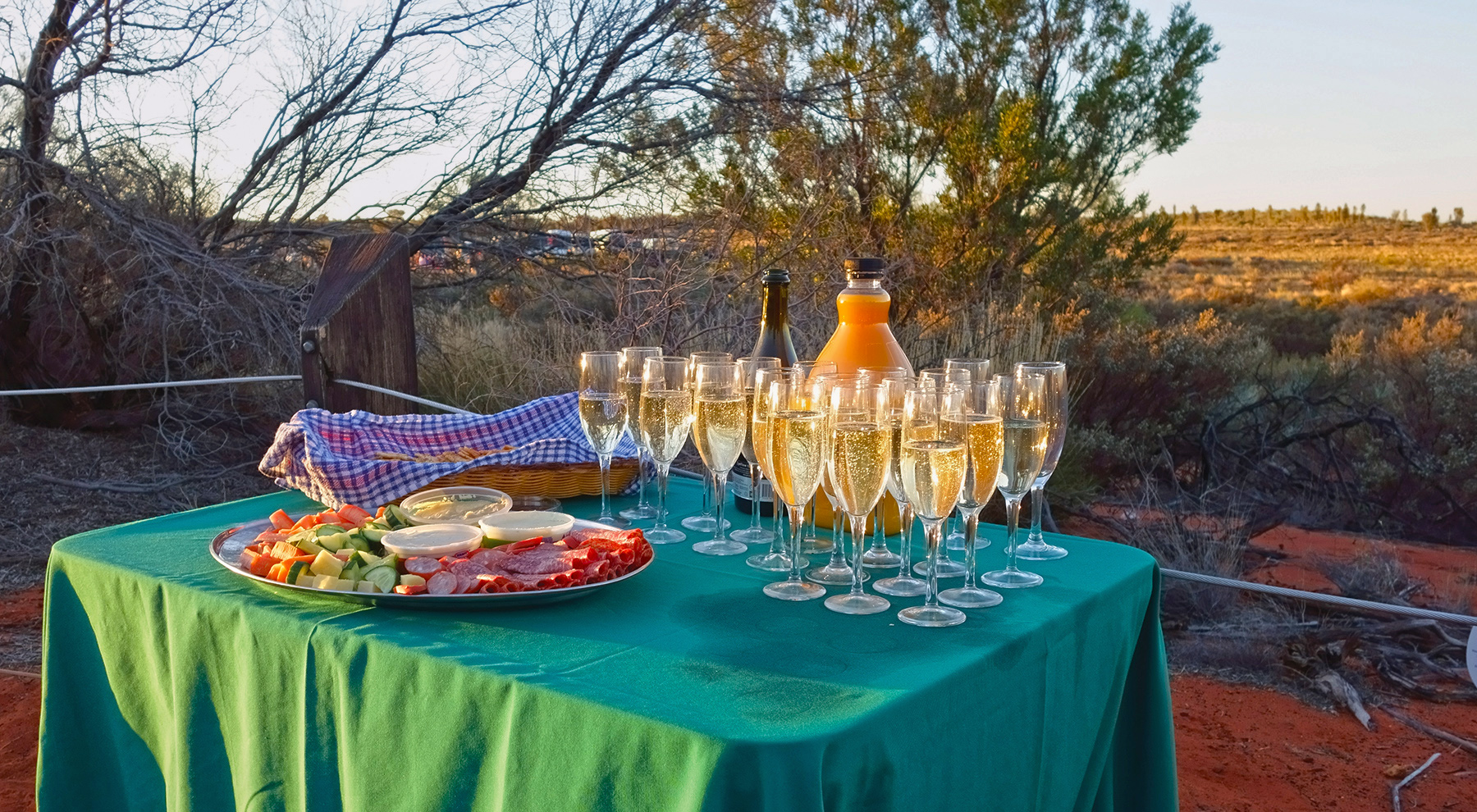 Uluru-Sunset-Half-Day_champagne-picnic-platter