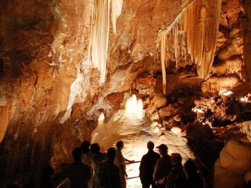 Exploring_Jenolan_Caves_Blue_Mountains_Image_Jenolan_Caves